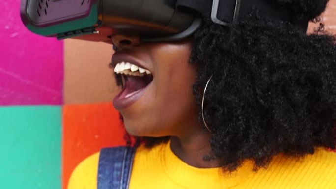 年轻女子与VR互动
