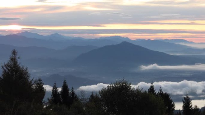 山脉和山谷的日出美景