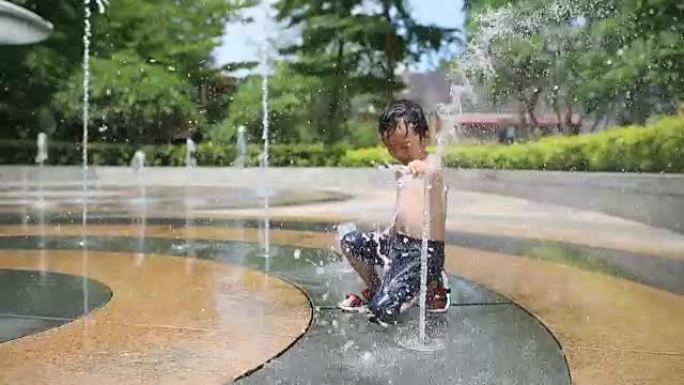 儿童通过喷泉，慢动作