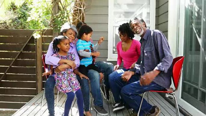 家庭团体一起坐在户外享受时光