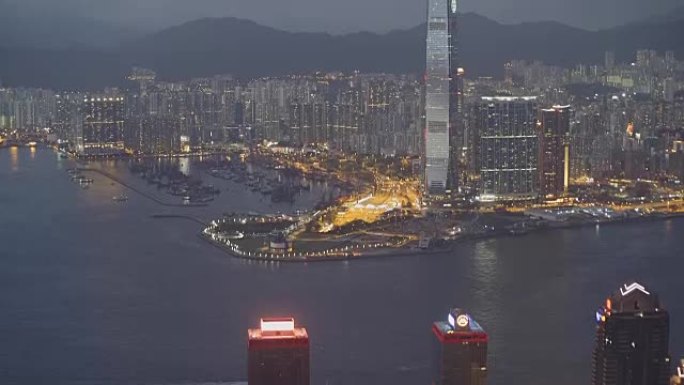 香港天际线和港口上空的闪电