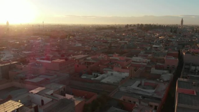 平移视差无人机拍摄日落时的摩洛哥城市