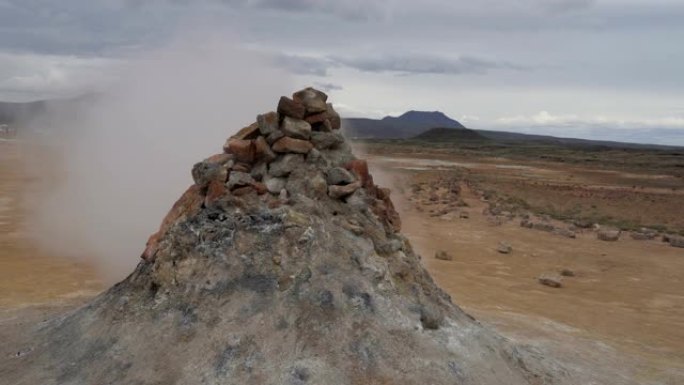 热蒸汽在崎的火山山坡上逸出岩石堆