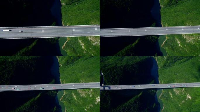 中国湖北峡谷四渡河吊桥鸟瞰图。
