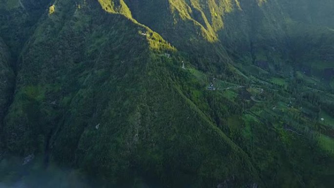 4K: 东爪哇布罗莫火山的鸟瞰图，印度尼西亚布罗莫火山的无人机摄像机的鸟瞰图