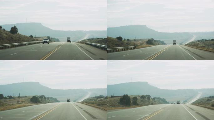 在一片朦胧的天空下，在科罗拉多州弗里蒙特县的落基山脉上行驶