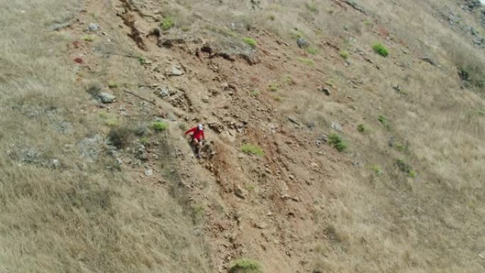 女人在卡塔琳娜岛上爬下山坡-无人机射击