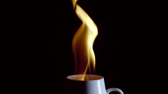 咖啡杯着火了杯子中的火苗液体燃烧可燃液体
