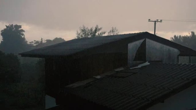 高清: 屋顶下雨