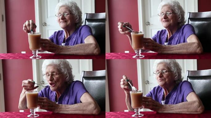 快乐的老女人搅拌茶