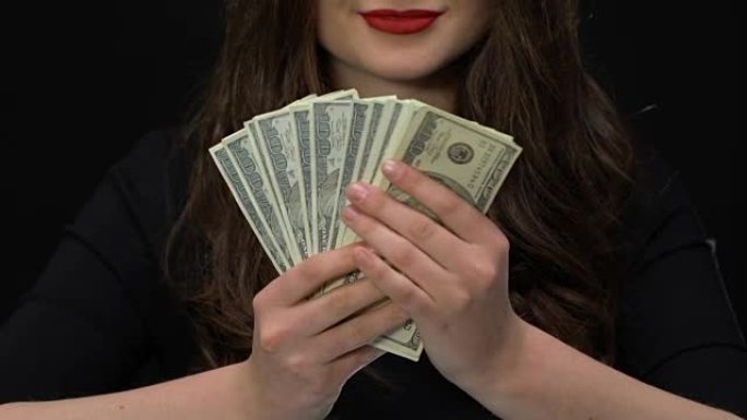女性投机者显示通过银行帐户欺诈赚取的美元，金钱