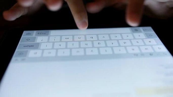 女人打字平板电脑