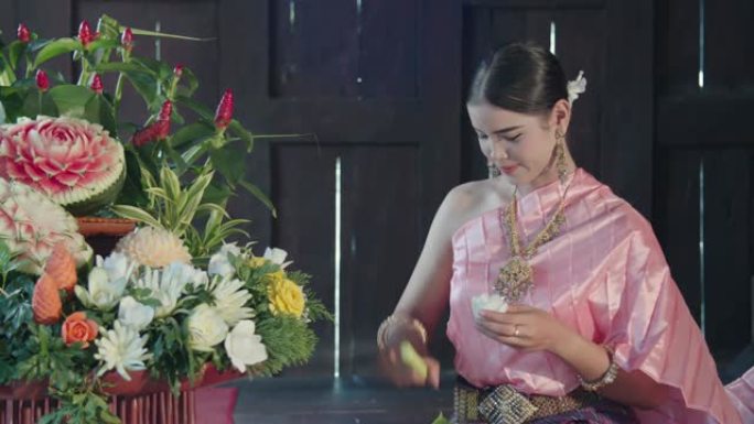 女性穿着传统服装泰国礼服雕刻胡萝卜装饰