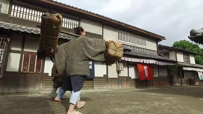 走在乡村街道上的日本男子