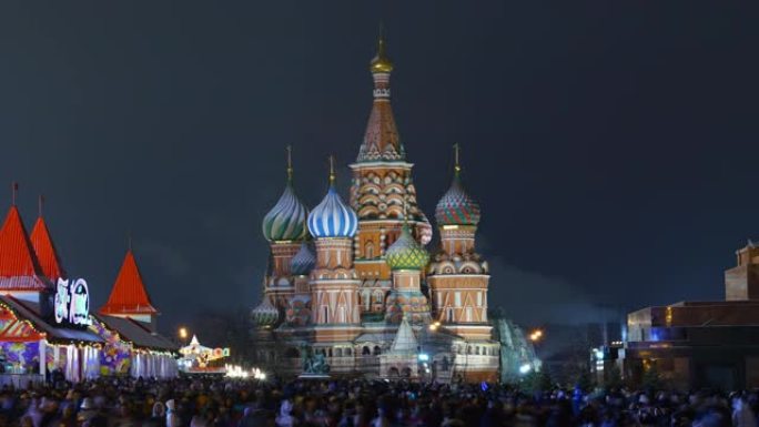 在俄罗斯莫斯科，新年的夜晚，红场上挤满了人