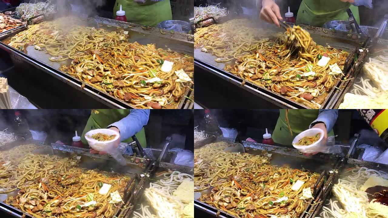 韩国首尔明洞街美食大锅中的Yakisoba。