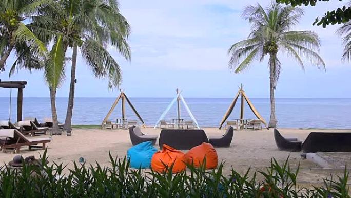 沙滩上的木桌和椅子