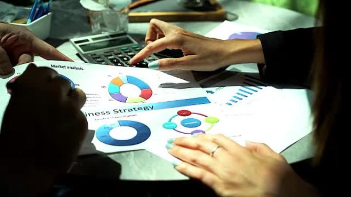商人握手表示同意在其公司/企业之间签署协议或合同。