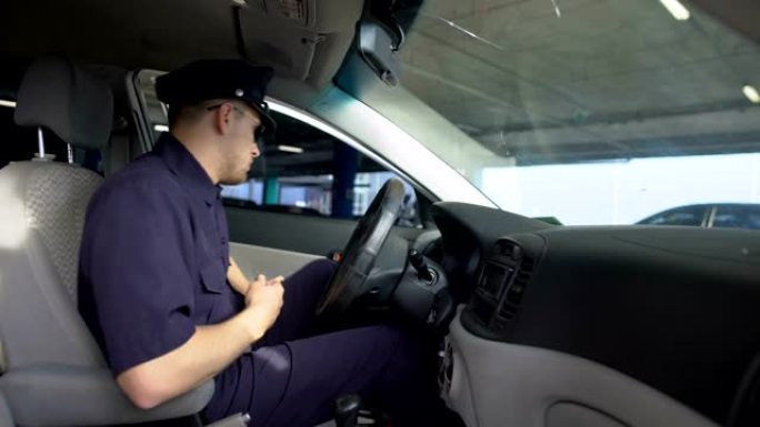 自信的警察戴着帽子从巡逻车里走出来，到犯罪现场工作