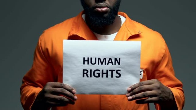 人权短语在纸板上的非裔美国囚犯，攻击