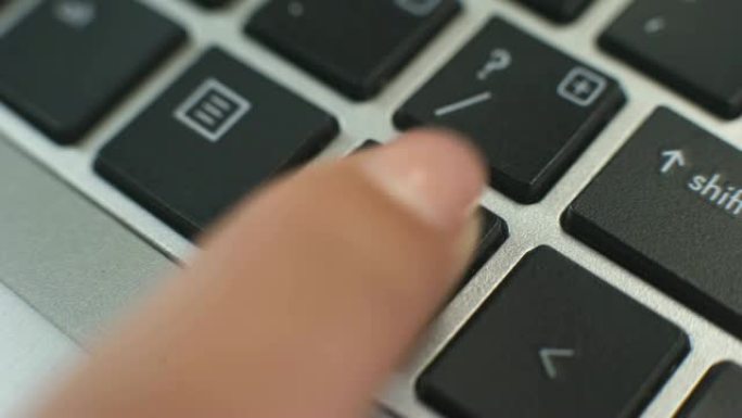 女用手按控制键用电脑程序执行特殊操作