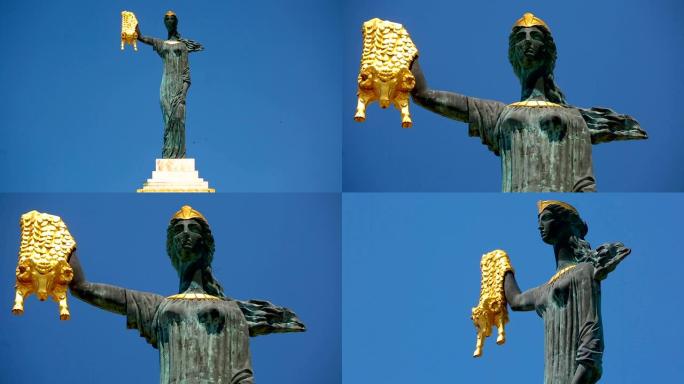 美狄亚手握金羊毛的雄伟雕像，在巴统观光