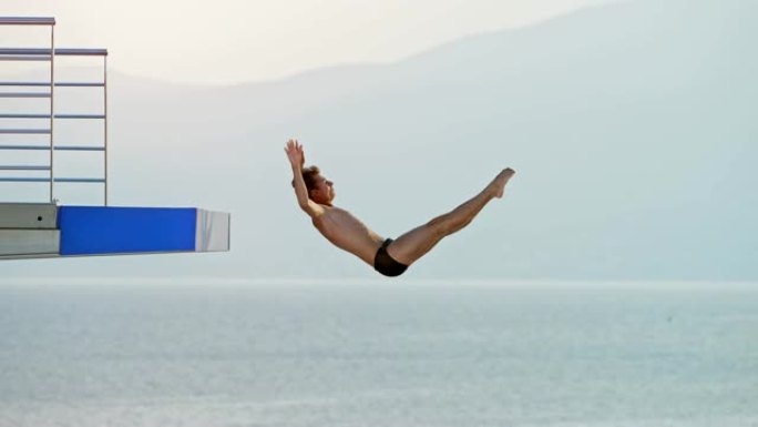 SLO MO男运动员在比赛中从高台跳水