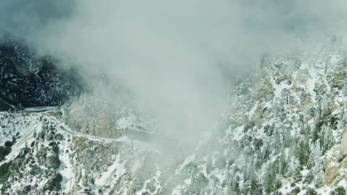 寒冷的雾在安吉利斯克雷斯特高速公路附近的圣加布里埃尔山脉中滚动-空中