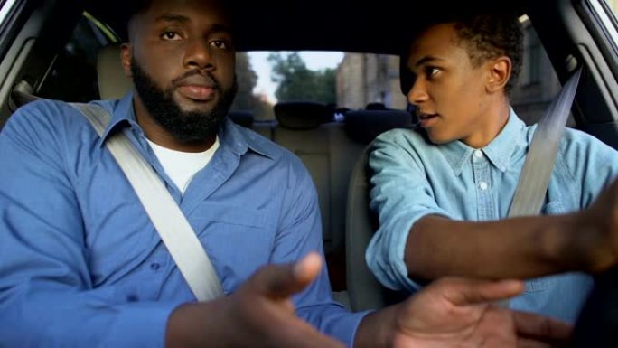 黑人父子争吵一起坐车，世代误会