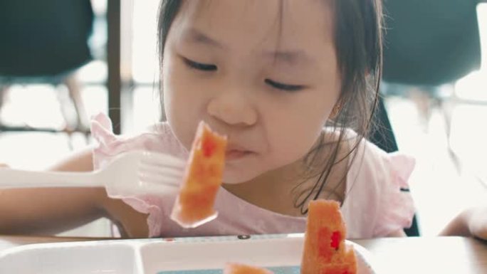 可爱的小孩吃一片西瓜