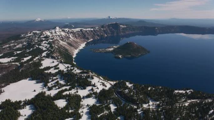 火山口湖的鸟瞰图。