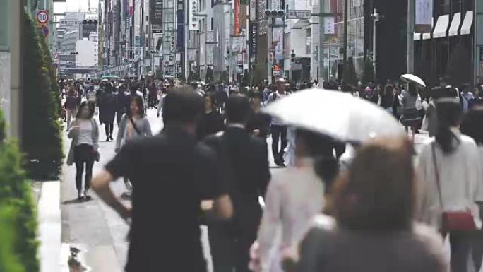 许多人走在东京的银座大街上