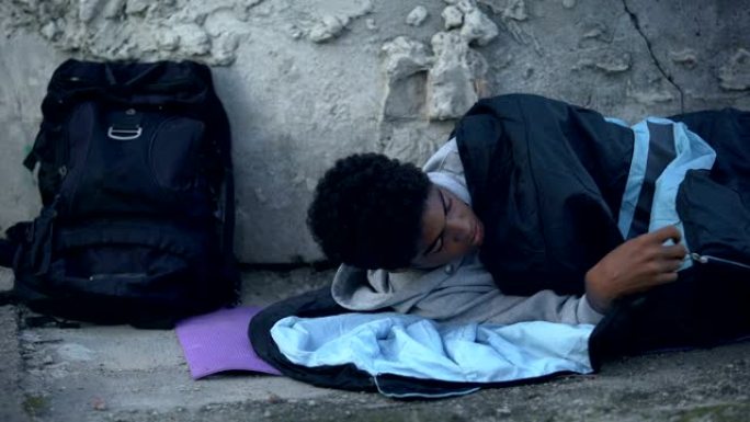 年轻男性拉上睡袋睡着街，跑回家，危机