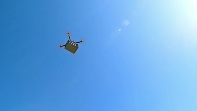 无人机在阳光明媚的天空中运送包裹