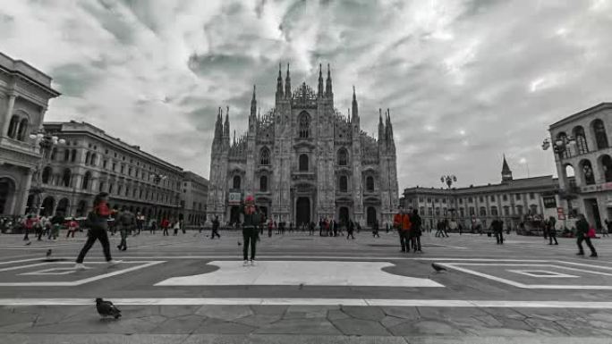 在米兰的米兰大教堂，人群的时间流逝