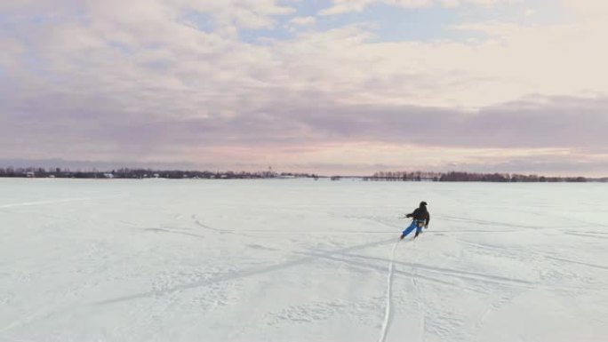 4k空中冬季极限运动雪地风筝比赛，在暴风雪和无人机的雪天气下，在城市前面的冰湖上，用不同的彩色风筝、