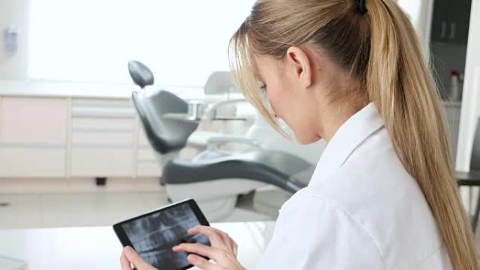 牙医分析平板电脑上的牙科x光