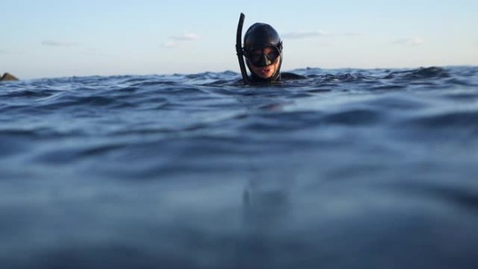 水下潜水员浮出水面的慢动作镜头