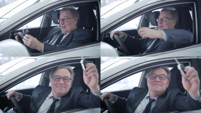 正面成熟的白人男子的特写肖像，看着车窗和吹牛的钥匙。微笑的高级男子在汽车经销店购买车辆。成功，汽车工