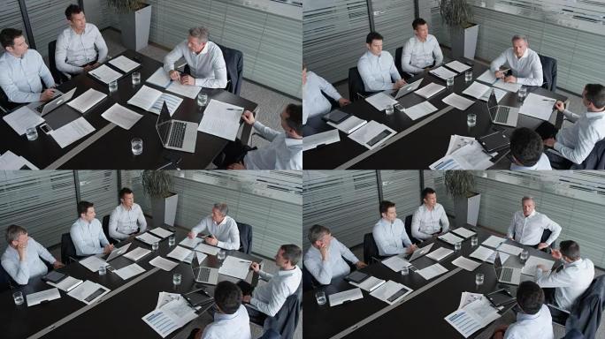 CS项目经理在会议室与他指定的男同事团队举行会议