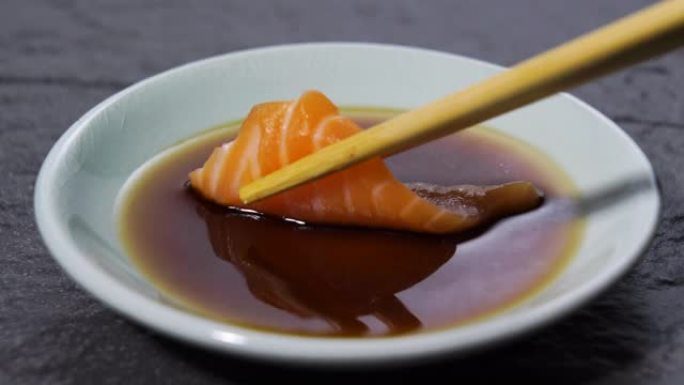 鲑鱼生鱼片蘸酱油