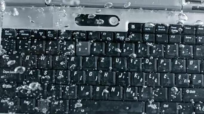 SLO MO LD灰色笔记本电脑，黑色键盘落入清水