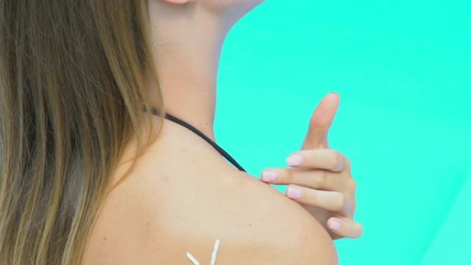 阳光形状由防晒霜制成，用于女性身体，泳池度假，护肤
