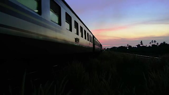 火车在黎明，日出或早晨运行的城市场景