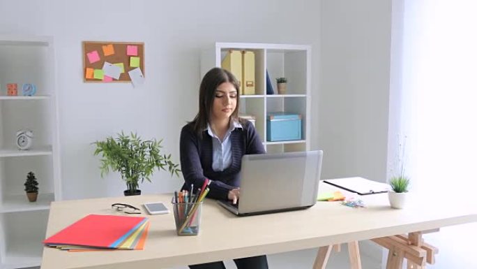 她在工作中处于最高地位