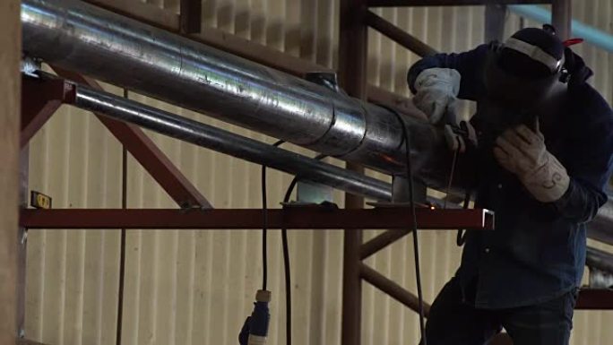 燃气管道焊接工程上班工人专心致志面罩防护