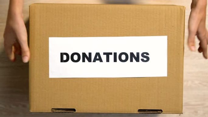 手把志愿者放在带有捐赠标志的手套箱中，为穷人提供慈善服务