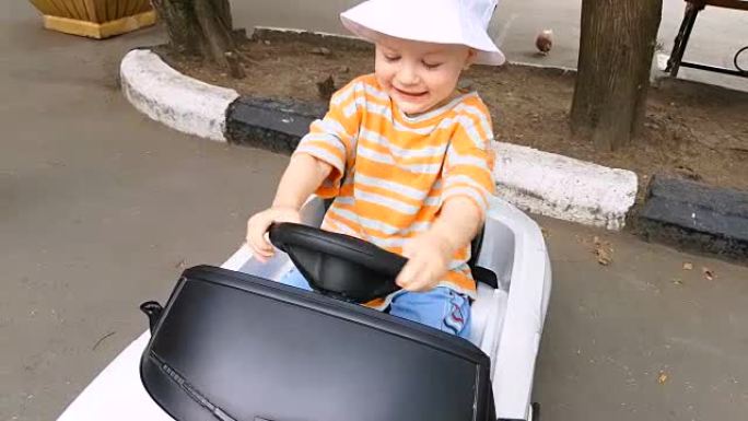 公园里的儿童骑玩具车