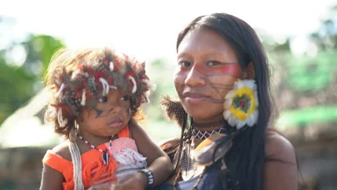 巴西土著年轻女子和她的孩子，来自瓜拉尼族的肖像