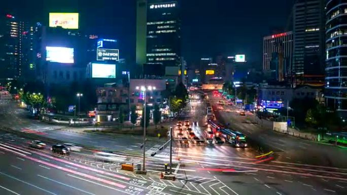 在韩国首尔，崇礼门 (南大门市场) 或南大门，夜间有汽车小径的夜景。